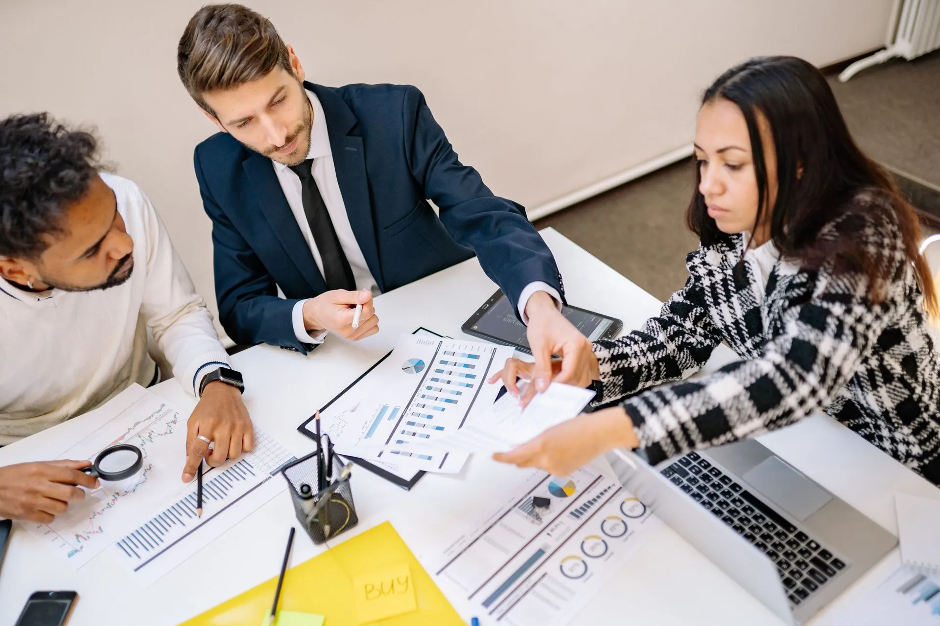 Decision framework for choosing between a brand identity agency and a branding agency
