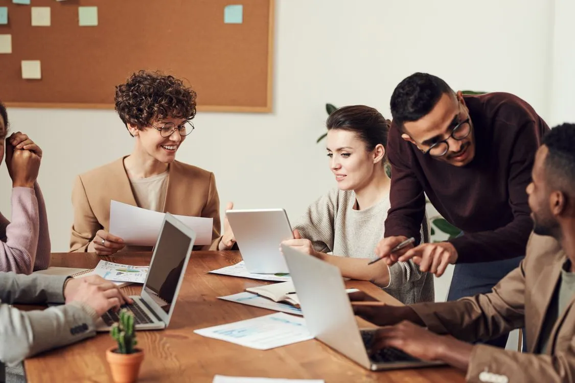 Choosing between naming consultants and a naming agency based on project scope
